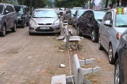 Vì sao vỉa hè Hà Nội xuống cấp?