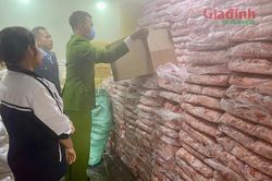 Kinh hoàng kho chứa hơn 6 tấn mỡ bẩn thu gom trôi nổi 'suýt' đưa vào các quán ăn ở Hà Nội