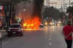 Xế hộp bốc cháy khi đang di chuyển