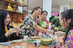 Du khách nước ngoài thích thú trải nghiệm không gian nghề truyền thống ngày giáp Tết