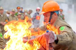 Xem lực lượng dân phòng tranh tài 'chiến đấu' với 'giặc lửa'