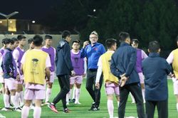 Việt Nam vs Indonesia: HLV Troussier dành bất ngờ cho đồng nghiệp Shin Tae Yong
