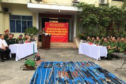 Công an quận Liên Chiểu tiêu hủy hàng trăm vũ khí, công cụ hỗ trợ