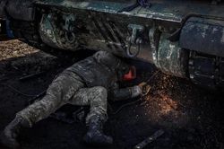 Cạn nguồn viện trợ, lính Ukraine phải 'xẻ' xe tăng của Nga lấy thiết bị