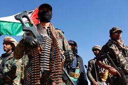 Houthi tiếp tục tấn công tàu Mỹ sau khi bị đưa trở lại danh sách khủng bố
