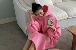Phụ nữ U40 nên tránh xa 4 kiểu váy này