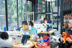 Cận cảnh sản xuất những chú rồng nhồi bông của người khuyết tật