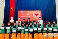 Tặng 30 suất quà tết tại xã Thống Nhất, huyện Lộc Bình