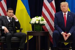 Tổng thống Ukraine chất vấn ông Trump cách giải quyết xung đột với Nga