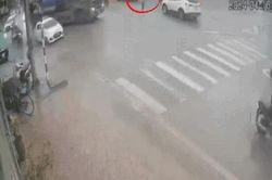 Qua đường bất cẩn, người đi bộ tử vong thương tâm