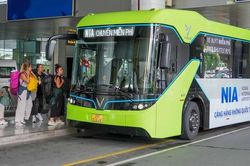 Tăng tần suất xe buýt, taxi, xe công nghệ phục vụ chuyến bay đêm dịp Tết nguyên đán 2024