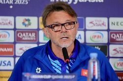 HLV Troussier: 'Tuyển Việt Nam không được phép từ bỏ'