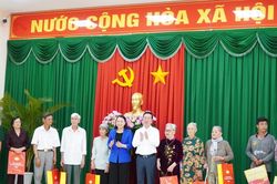 Chủ tịch nước Võ Văn Thưởng thăm, tặng quà Tết tại Vĩnh Long