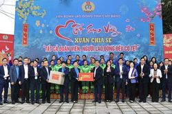 Phó Thủ tướng Lê Minh Khái tặng quà, chúc Tết tại Cao Bằng