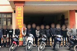 Khởi tố 14 thanh niên điều khiển xe máy đánh võng, ném vỏ chai vào người dân