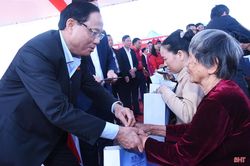 Phó Chủ tịch Quốc hội tham dự chương trình 'Tết nhân ái Xuân Giáp Thìn' tại Hà Tĩnh