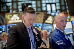 S&P 500 áp sát mốc cao kỷ lục khi sự lạc quan về AI thúc đẩy cổ phiếu các công ty sản xuất chip