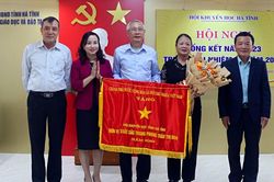 Hội Khuyến học tỉnh Hà Tĩnh nhận cờ 'Đơn vị xuất sắc trong phong trào thi đua' của Chính phủ