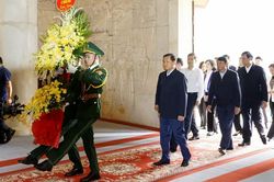 Phó Thủ tướng Chính phủ Lê Minh Khái dâng hương đền thờ Chủ tịch Hồ Chí Minh (Hà Quảng)