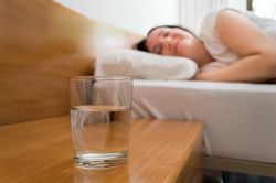 Uống nước trước khi ngủ có ngừa đột quỵ?