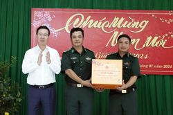 Chủ tịch nước Võ Văn Thưởng thăm, tặng quà Tết người nghèo và bộ đội biên phòng Kiên Giang