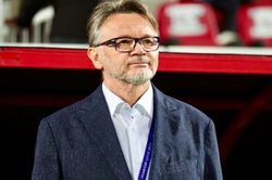 Sau trận Việt Nam thua Indonesia, HLV Troussier bị 'soi'