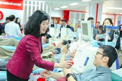 Khóc cười chuyện vận động hiến máu 30 năm trước, bị phụ huynh cầm gậy đuổi đánh