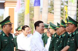 Hình ảnh Chủ tịch nước thăm, chúc Tết Đồn Biên phòng Cửa khẩu Quốc tế Hà Tiên