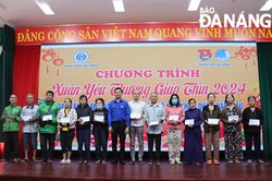 Trao 100 suất quà Tết cho hộ gia đình khó khăn