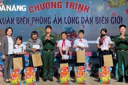 Trao 114 suất quà cho học sinh có hoàn cảnh khó khăn trên địa bàn quận Ngũ Hành Sơn