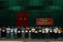 Trao huy hiệu, kỷ niệm chương Trường Sa cho các nhà báo, diễn viên