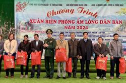 Chương trình 'Xuân Biên phòng - Ấm lòng dân bản' tại Đồn Biên phòng Quang Long