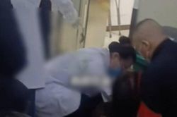 Bị 'chen hàng', người đàn ông ôm chặt bệnh nhân đang đau nặng, ngăn cấp cứu