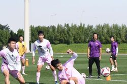 Lãnh đạo VFF động viên thầy trò HLV Philippe Troussier tích cực hướng về phía trước