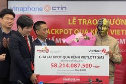 Cuối tuần, mọi người tranh thủ sắm Tết, người này lại 'rinh' tiền tỷ Vietlott về túi