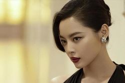 Nữ chính phim 'Phồn hoa' Tân Chỉ Lôi không ngừng thử thách bản thân