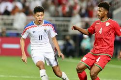 Hàng công bế tắc, Thái Lan vẫn đặt một chân vào vòng 1/8 Asian Cup 2023