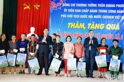 Phó Chủ tịch Quốc hội Trần Quang Phương thăm, chúc Tết ở vùng biên giới tỉnh Quảng Trị