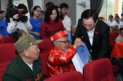 Chủ tịch Quốc hội Vương Đình Huệ tặng quà Tết gia đình chính sách tại huyện Yên Thành, Nghệ An