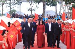 Chủ tịch Quốc hội chúc Tết gia đình người có công, hộ nghèo tại Nghệ An