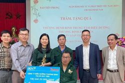 Ngân hàng BIDV và báo Tiền Phong thăm, tặng quà thương bệnh binh tại Hà Nam