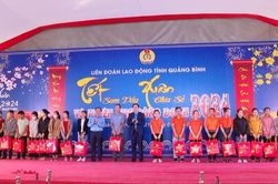 Ấm áp phiên chợ Công đoàn và chương trình 'Tết sum vầy-Xuân chia sẻ'