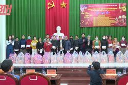 Tổng Công ty CP Dịch vụ kỹ thuật dầu khí Việt Nam trao 150 suất quà tết cho hộ nghèo, chính sách thị trấn Thọ Xuân