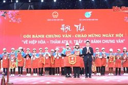Đặc sắc hội thi gói bánh chưng Vân