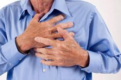 Bác sĩ trả lời: Nhói đau ở vùng ngực, đôi khi lan ra cánh tay trái, cổ liệu có nguy hiểm?