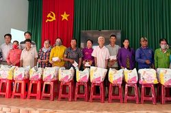 Trao quà cho hộ nghèo, cận nghèo, có hoàn cảnh khó khăn
