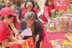 Hà Nội chăm lo Tết cho người nghèo