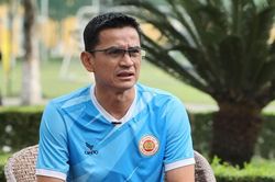 HLV Kiatisak: Các cầu thủ phải quyết đấu với chính mình