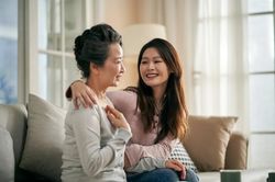 Thấy con làm vất vả, mẹ cho 1.400 USD rồi kêu nghỉ việc