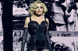 Madonna trình diễn 45 ca khúc đến 1h sáng vẫn bị fan kiện